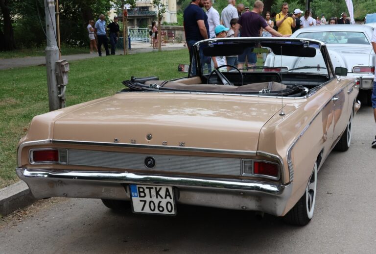 Лимузините на Владимир Путин и Ал Капоне показаха на ретро парад