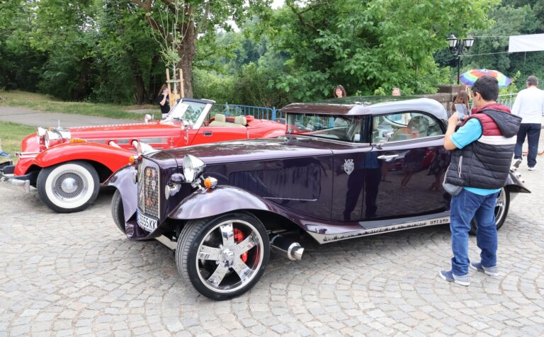 Лимузините на Владимир Путин и Ал Капоне показаха на ретро парад