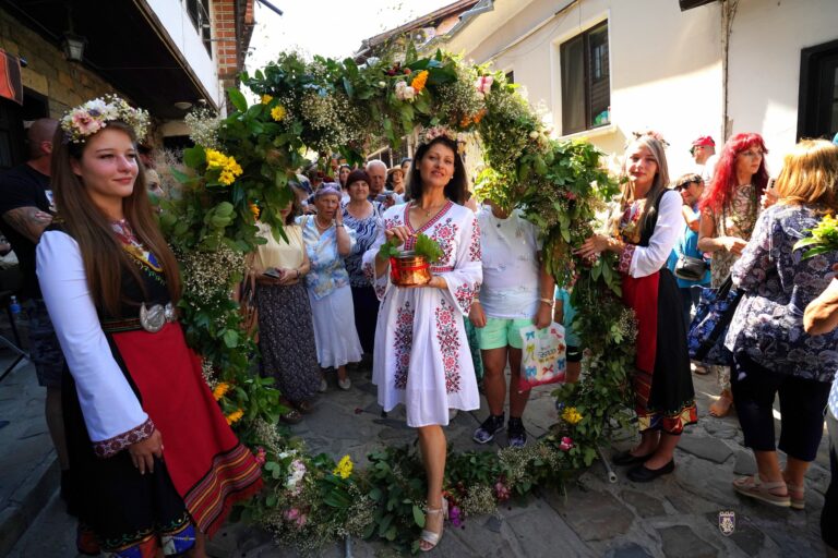 Горещи новини | Велико Търново празнува Еньовден на Самоводската чаршия
