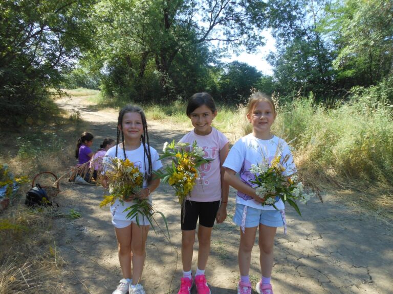 В Поликраищи деца минаха за здраве под Еньовденския венец