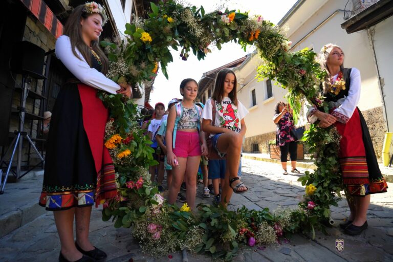 Велико Търново празнува Еньовден на Самоводската чаршия