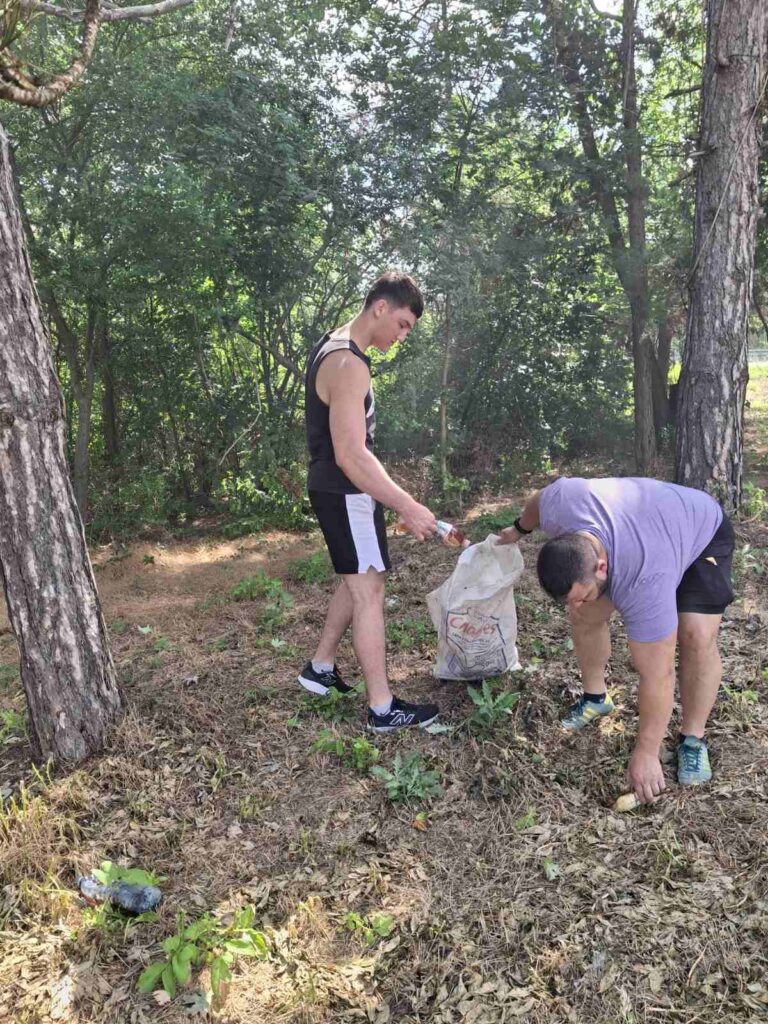 Световен шампион и приятели почистиха селска чешма и паметници