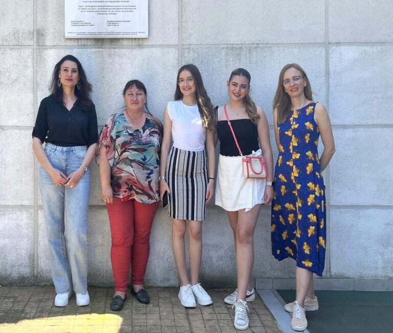 Горещи новини | Английските паралелки в Езикова направиха дарение на младежи с увреждания