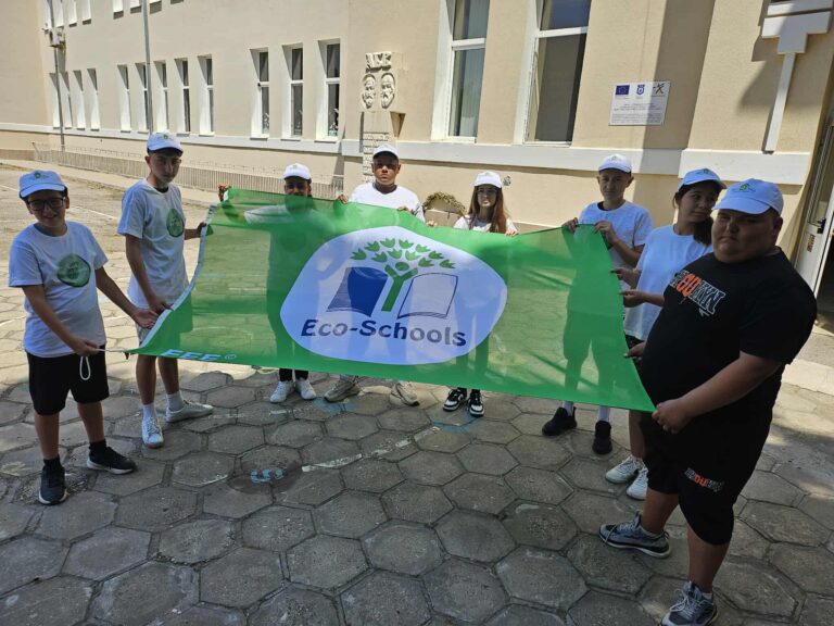 Общество | ОУ „Св. св. Кирил и Методий“ в село Овча могила получи световна награда  „Зелен флаг“