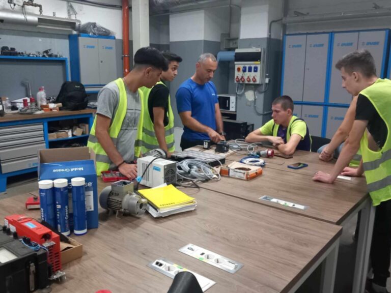 Общество | Подкрепа за младите таланти: „Кроношпан България“ развива дуалното обучение с професионални гимназии в България