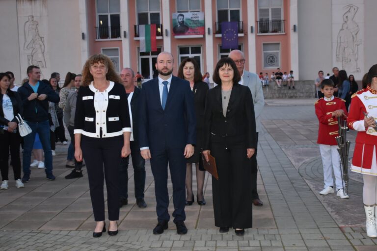 Общество | Павликени почете паметта на Ботев и загиналите за свободата на България