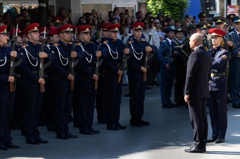 Президентът Румен Радев участва в церемонията по производството випуска на НВУ