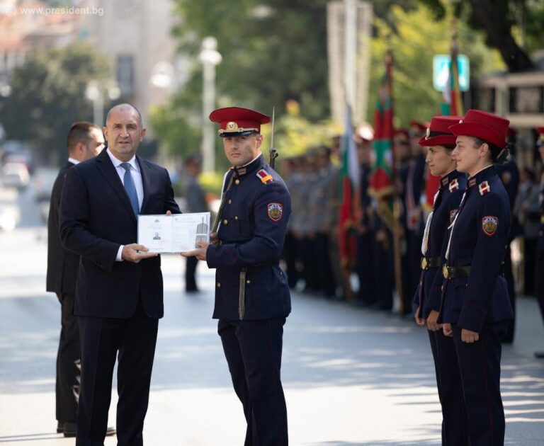 Президентът Румен Радев участва в церемонията по производството випуска на НВУ