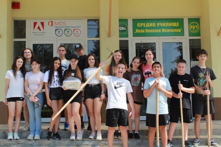 Общество | Ученици скриха тайна капсула на времето