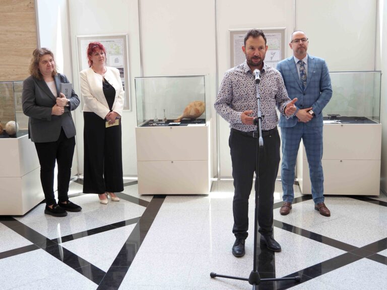 Общество | Регионалният исторически музей подреди изложба в парламента