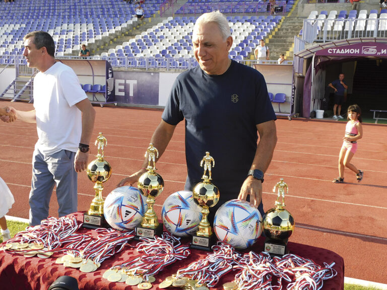 ЦСКА спечели турнира “Трифон Иванов”, героите от САЩ-94 връчваха призовете