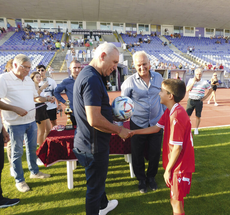 ЦСКА спечели турнира “Трифон Иванов”, героите от САЩ-94 връчваха призовете