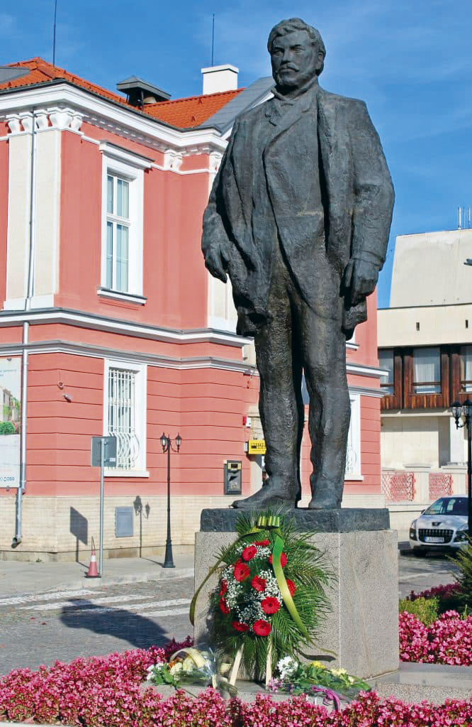 Общество | Първият български държавен глава е погребан в Търново