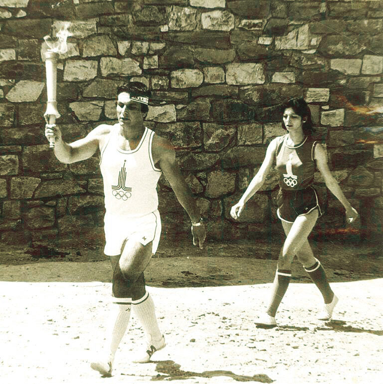 Преди 45 г. е открит е единственият Паметник на олимпийския огън