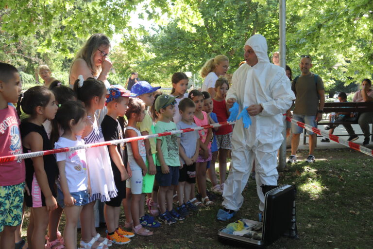Горещи новини | Полицаи показаха как се снемат пръстови отпечатъци и как се залавя престъпник