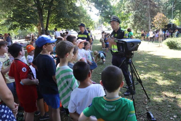 Полицаи показаха как се снемат пръстови отпечатъци и как се залавя престъпник
