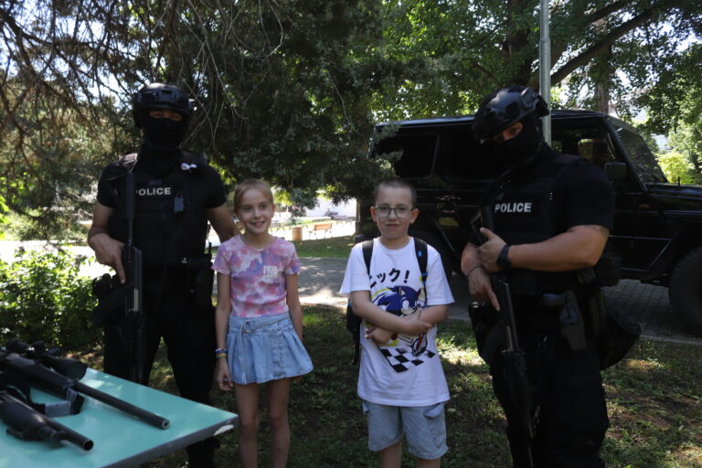 Полицаи показаха как се снемат пръстови отпечатъци и как се залавя престъпник