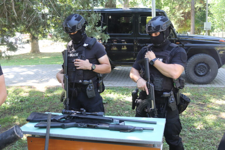 Полицаи показаха как се снемат пръстови отпечатъци и как се залавя престъпник