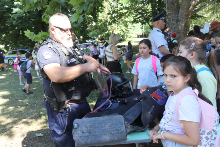 Полицаи показаха как се снемат пръстови отпечатъци и как се залавя престъпник
