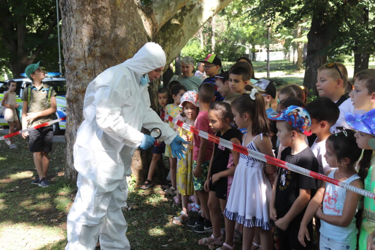 Полицаи показаха как се снемат пръстови отпечатъци и как се залавя престъпник