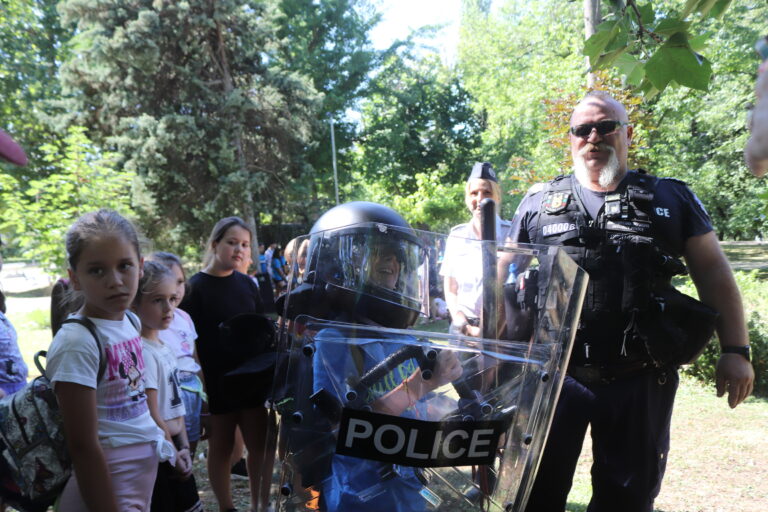 Полицаи показаха как се снемат пръстови отпечатъци и как се залавя престъпник