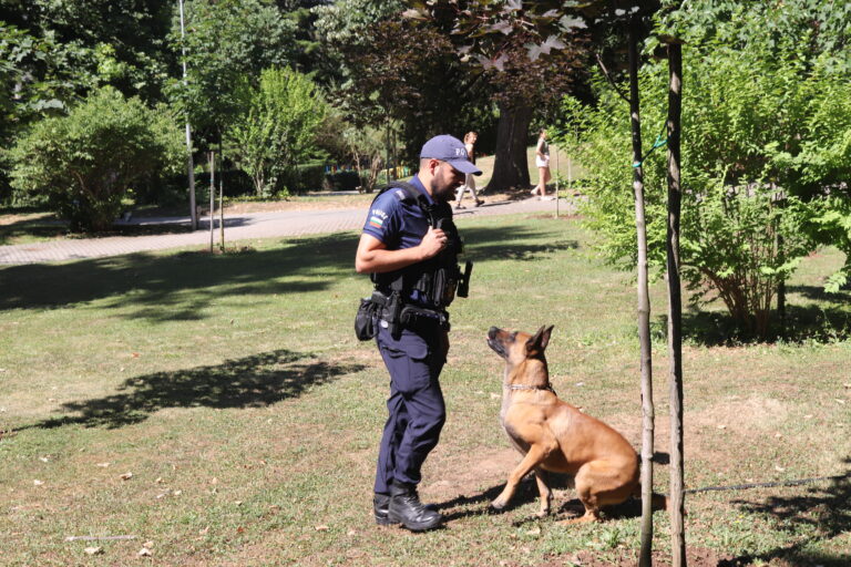 Полицаи показаха как се снемат пръстови отпечатъци и как се залавя престъпник