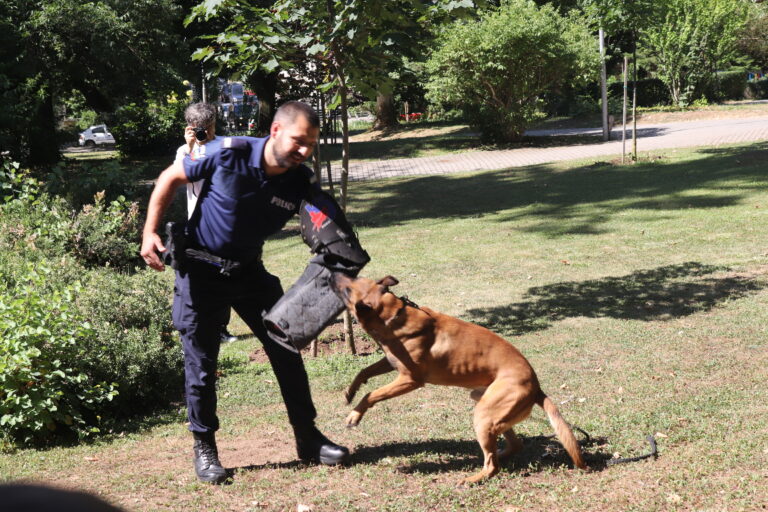 Полицаи показаха как се снемат пръстови отпечатъци и как се залавя престъпник