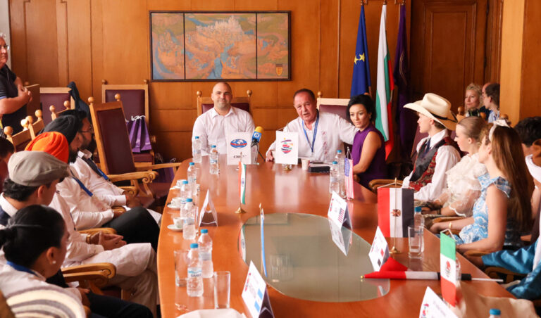 Общество | Девет държави свързаха културата  и традициите си с Велико Търново