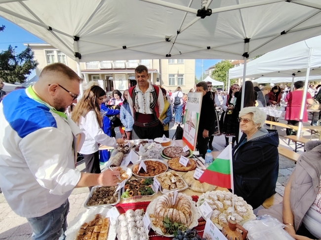 Горна Оряховица | Майстори от близо и далече представиха ястия, десерти  и напитки на националния конкурс „Магията на ореха“