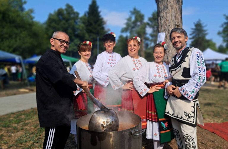 В Козаревец 12 казана с вкусна кокоша чорба се състезаваха за наградите на организаторите