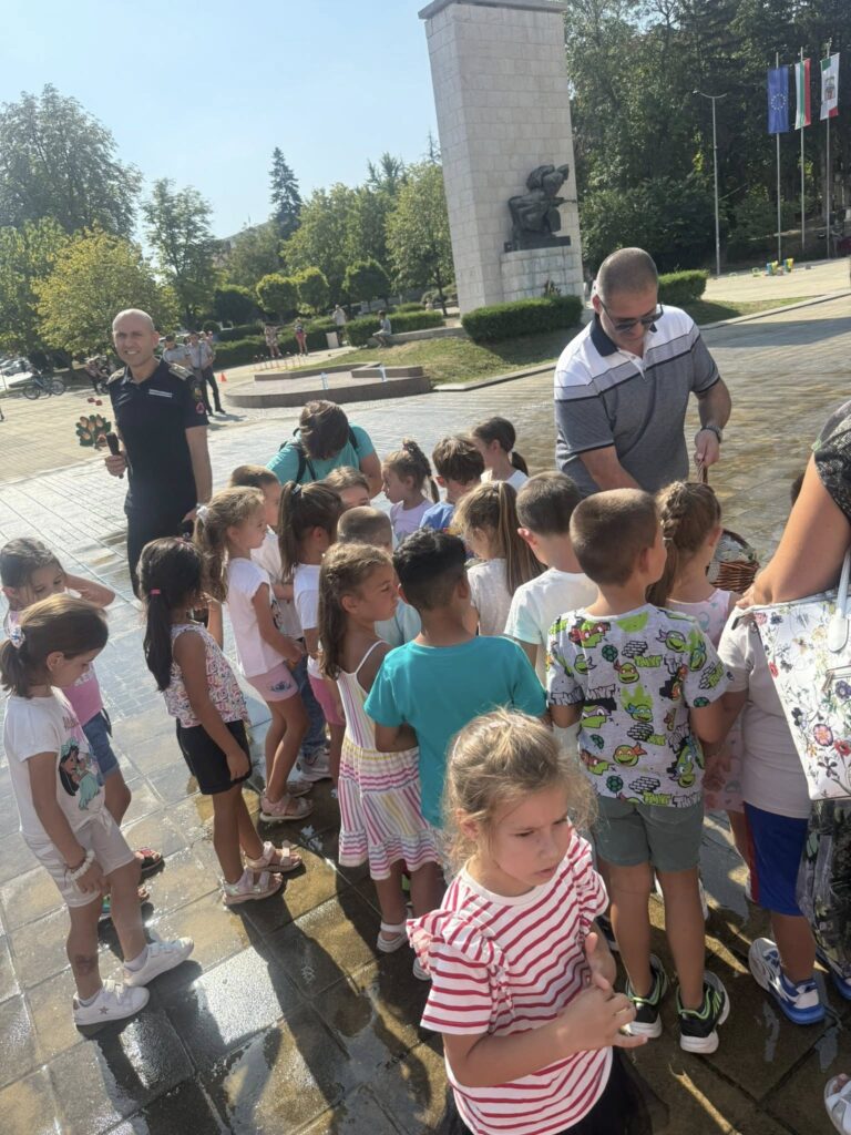 Огнеборците в навечерието на празника си впечатлиха децата на Лясковец с демонстрации и поучителни игри