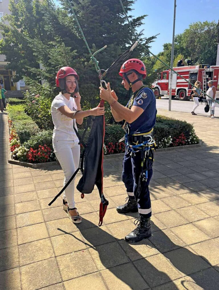 Огнеборците в навечерието на празника си впечатлиха децата на Лясковец с демонстрации и поучителни игри