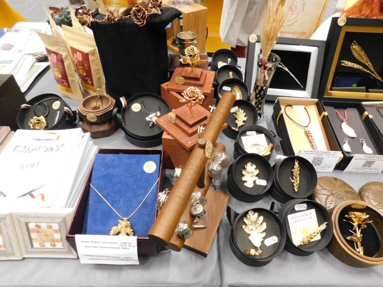 С уникални подаръци и сувенири впечатлява изложението в Бизнес Център Велико Търново