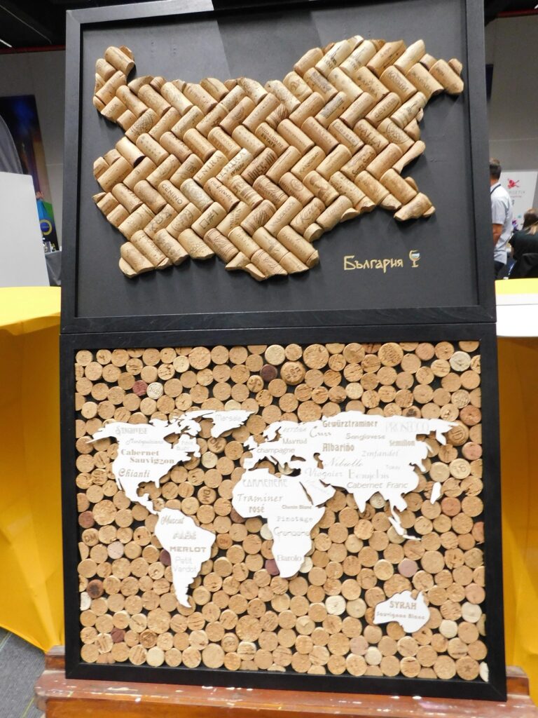 С уникални подаръци и сувенири впечатлява изложението в Бизнес Център Велико Търново