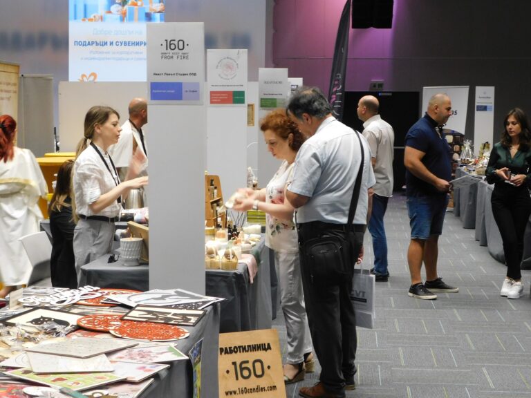 С уникални подаръци и сувенири впечатлява изложението в Бизнес Център Велико Търново