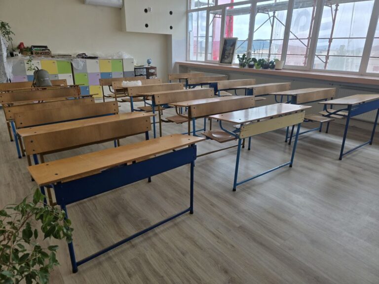 “Кроношпан” подпомогна обновяването на класните стаи на четвъртокласниците в ОУ „Бачо Киро“