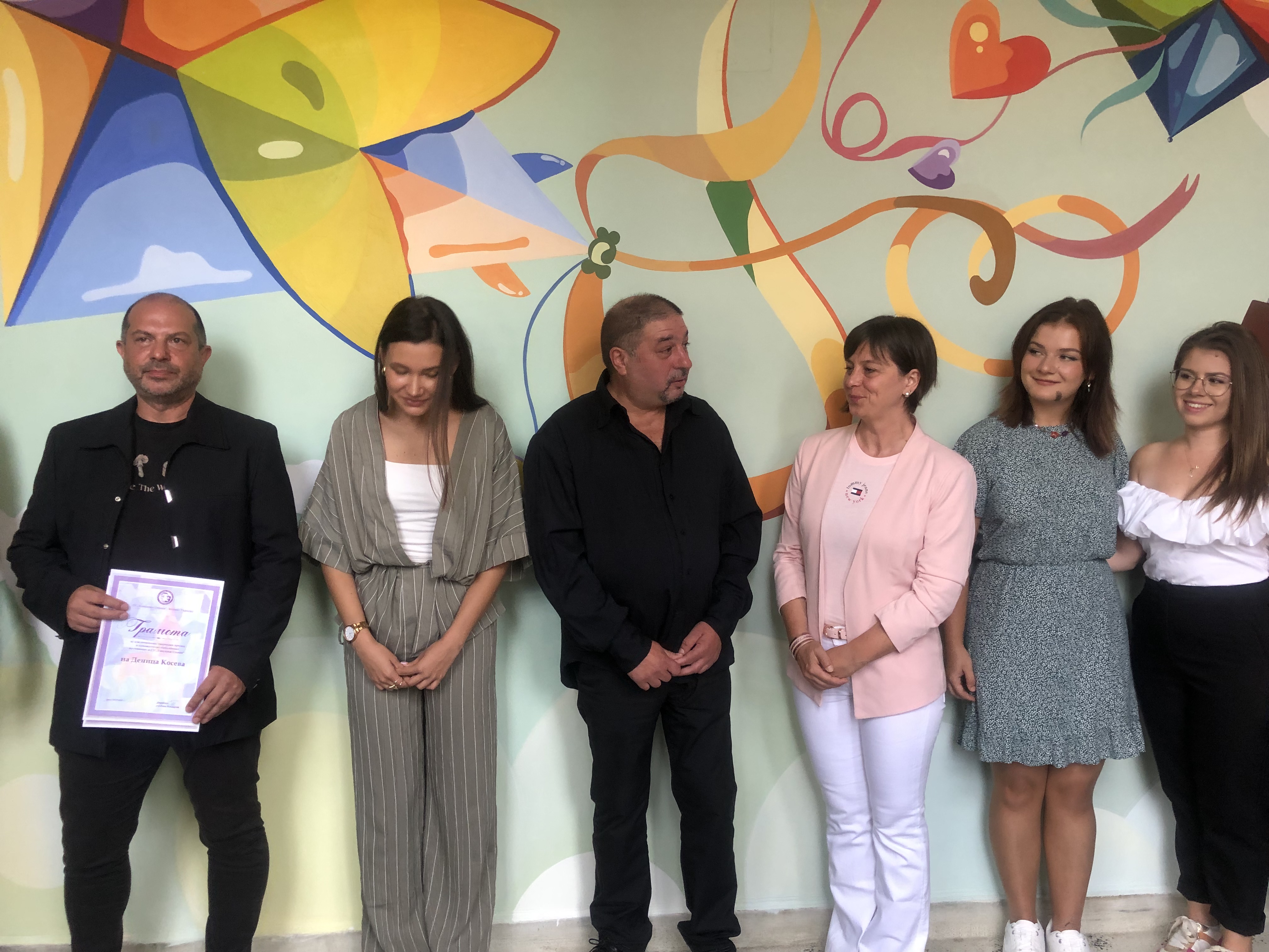 Горещи новини | Студенти изрисуваха в търновско училище  най-големия интериорен стенопис в региона