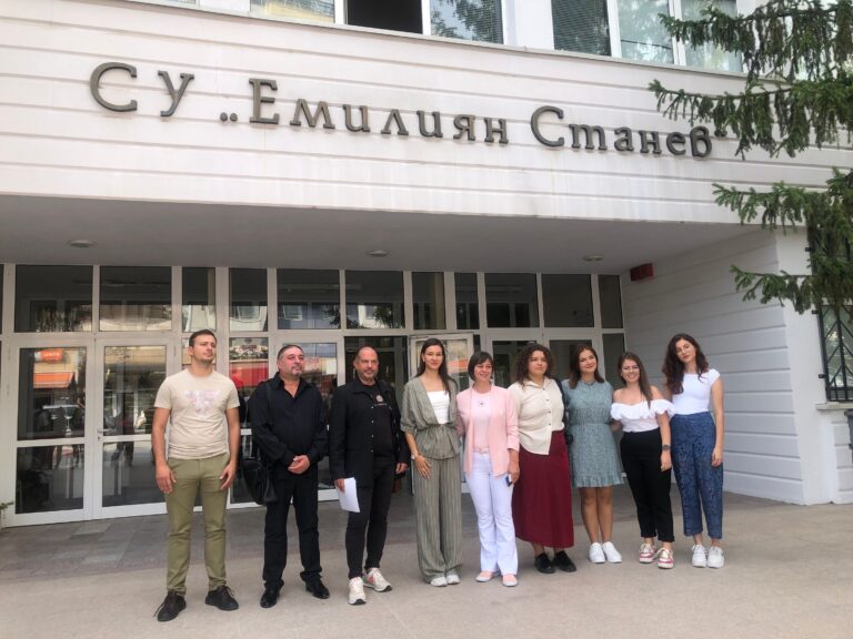 Студенти изрисуваха в търновско училище  най-големия интериорен стенопис в региона