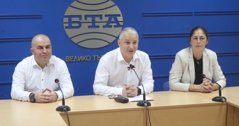 Горещи новини | Хората от Майско се жалват,  че басейни им източват водата