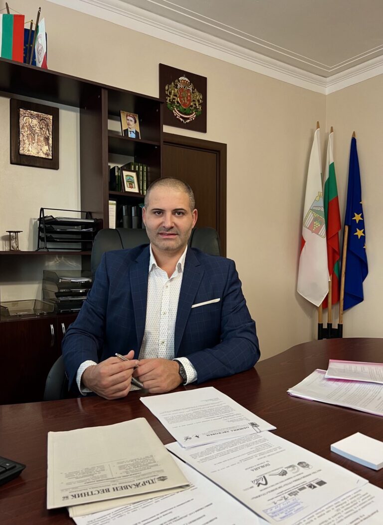 Горещи новини | Поздравление на кмета на Община Лясковец Васил Христов по случай новата учебна година