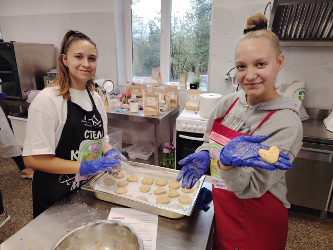 Здравословни и вкусни изкушения сътвориха  ученици в ПГХТ „Проф. д-р Асен Златаров“