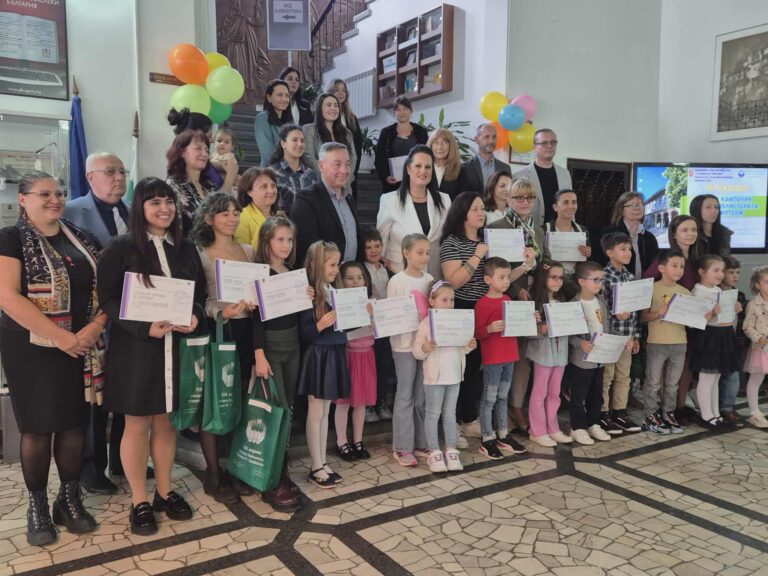 Венцислав Спирдонов с грамота за  поощряване на любовта към четенето
