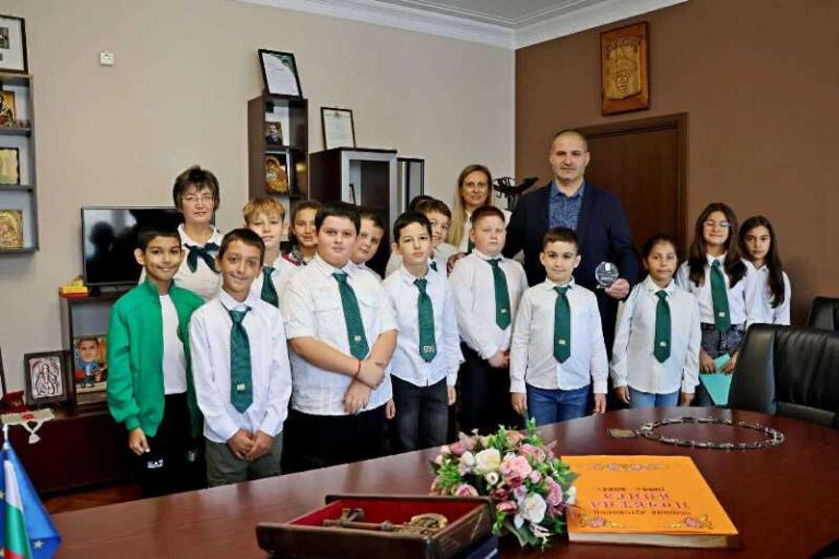 В Лясковец деца от СУ „Максим Райкович“ поздравиха местната власт за Деня на българската община