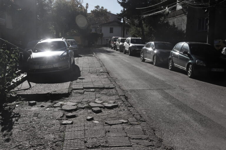 Граждани искат ремонт на  тротоарите на ул. „Страцин“