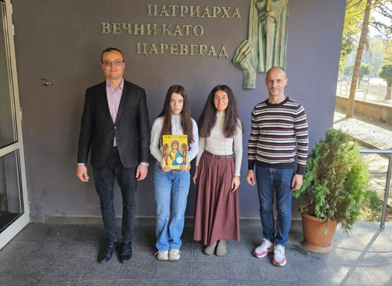 Търновска ученичка дари своя икона на  църквата в молдовския град Твардица