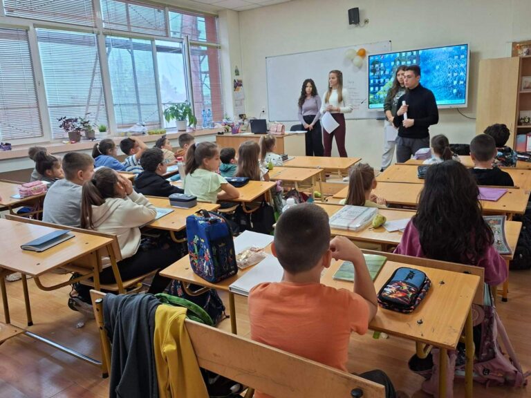 Младежи учиха деца на родолюбие