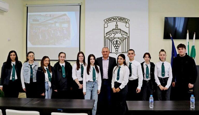 Младежи се срещнаха с председателя  на Общинския съвет в Лясковец