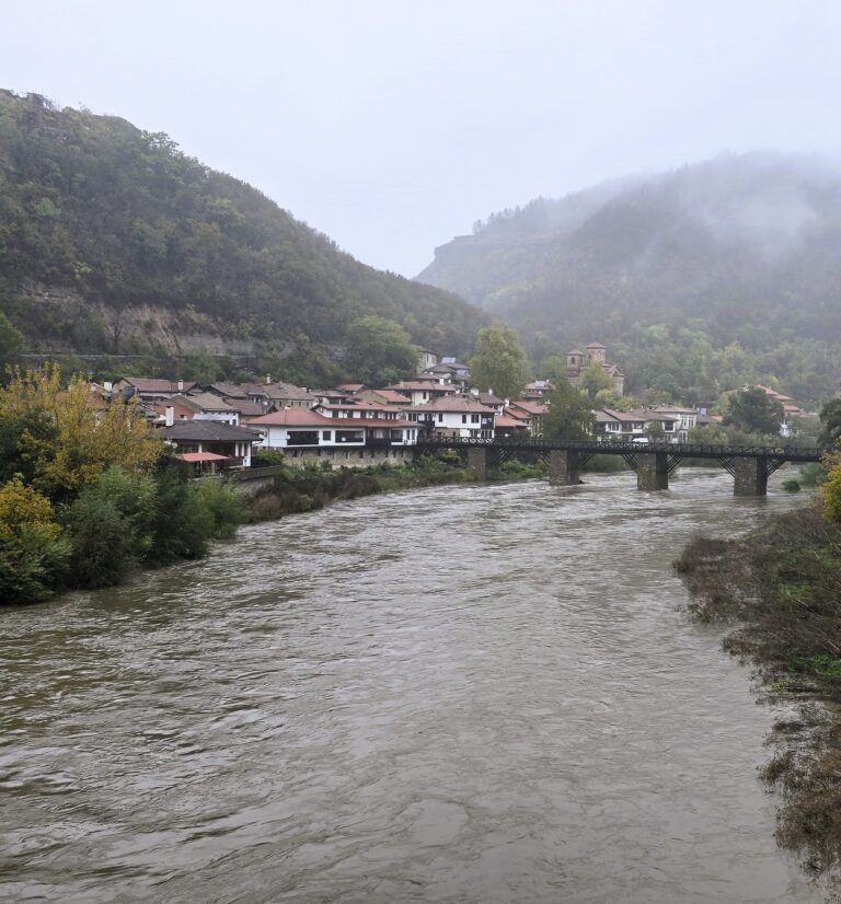 Граждани посочват къде се губи водата от „Йовковци“