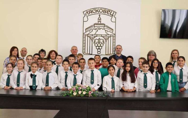 В Лясковец деца от СУ „Максим Райкович“ поздравиха местната власт за Деня на българската община