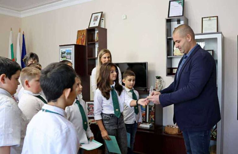 В Лясковец деца от СУ „Максим Райкович“ поздравиха местната власт за Деня на българската община